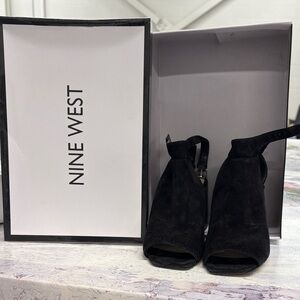 Nine West Black Suede Peep Toe Chunky Heel Sandals – Size 9M